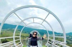 Terbaru di Indonesia, Wisata Jembatan Kaca Sepanjang 65 Meter Cocok Buat Menantang Adrenalin Wisata