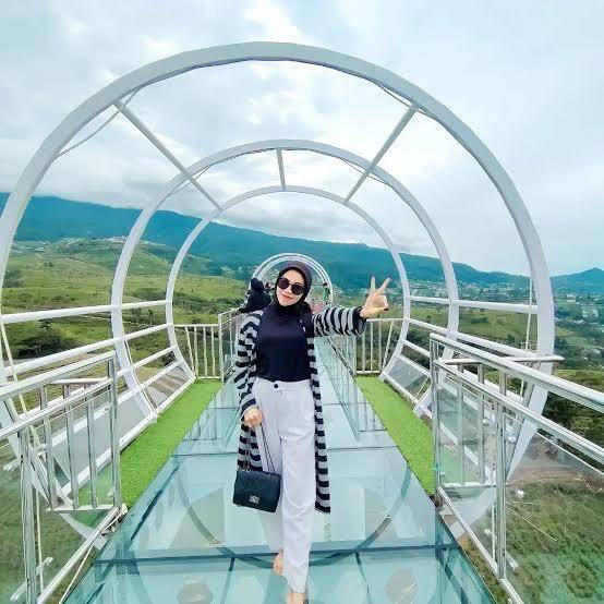 Terbaru di Indonesia, Wisata Jembatan Kaca Sepanjang 65 Meter Cocok Buat Menantang Adrenalin Wisata