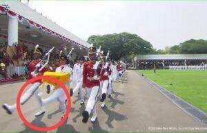 Heboh! Paskibra Pembawa Baki Bendera Merah Putih Copot Sepatunya Usai Mengibarkan Bendera Merah Putih di Istana Merdeka PASKIBRA
