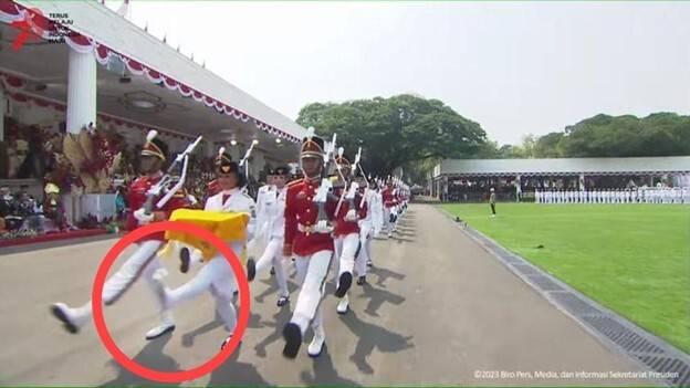 Heboh! Paskibra Pembawa Baki Bendera Merah Putih Copot Sepatunya Usai Mengibarkan Bendera Merah Putih di Istana Merdeka PASKIBRA