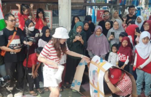 Ikut Lomba 17 Agustus, Ayah Ayu Ting Ting Tubuhnya Nyusruk ayu ting ting