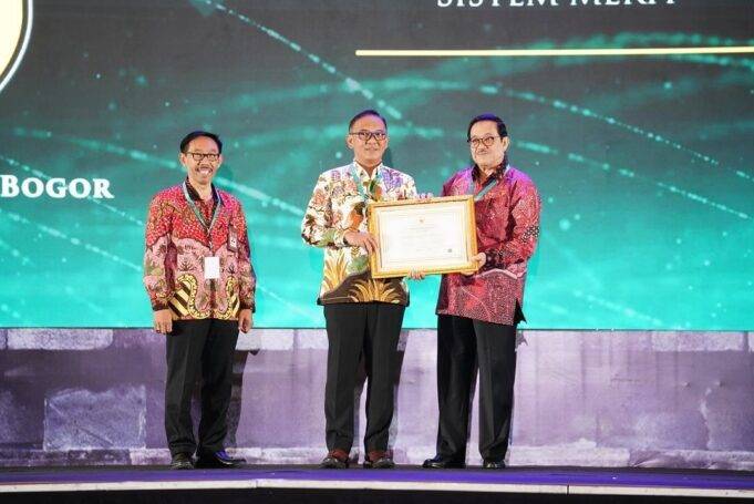 Bupati Bogor Terima Penghargaan Meritokrasi dengan Predikat Sangat Baik dari KASN Bupati Bogor
