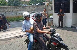 Diantar Naik Motor, Anies Datangi Baintelkam Polri untuk Urus SKCK anies naik motor