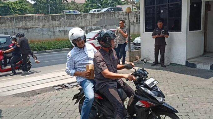 Diantar Naik Motor, Anies Datangi Baintelkam Polri untuk Urus SKCK anies naik motor