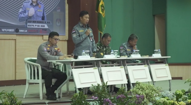 Pj Bupati Bogor Asmawa Tosepu di hadapan para Komandan Regu (Danru) Satuan Perlindungan Masyarakat (Satlinmas) se-Kabupaten Bogor (dokumen istimewa)