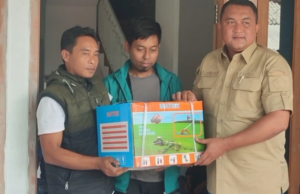 Ketua DPRD Kabupaten Bogor Rudy Susmanto Salurkan Bantuan 1 Unit Motor dan Belasan Alat Pengolahan Sampah di Desa Sukatani
