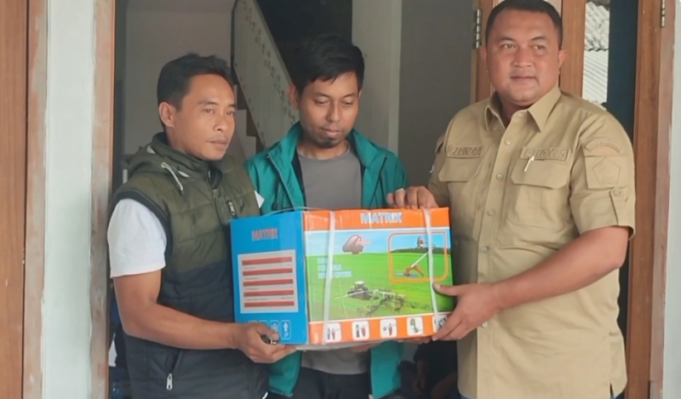 Ketua DPRD Kabupaten Bogor Rudy Susmanto Salurkan Bantuan 1 Unit Motor dan Belasan Alat Pengolahan Sampah di Desa Sukatani