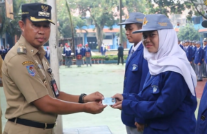 Serahkan 1.460 KTP Elektronik ke Siswa SMKN 1 Cibinong, Pj Bupati Bogor Berpesan Pemilu Jangan Golput