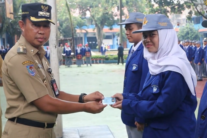 Serahkan 1.460 KTP Elektronik ke Siswa SMKN 1 Cibinong, Pj Bupati Bogor Berpesan Pemilu Jangan Golput