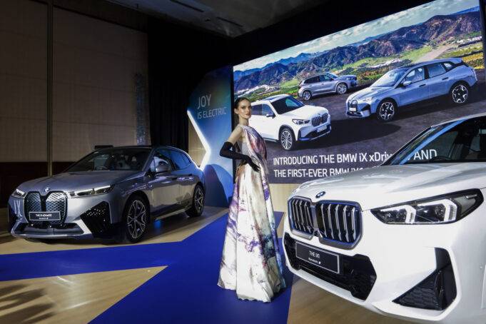 Mobil Listrik BMW: iX1 eDrive20 M Sport dan iX xDrive50 Sport Resmi Meluncur di Indonesia