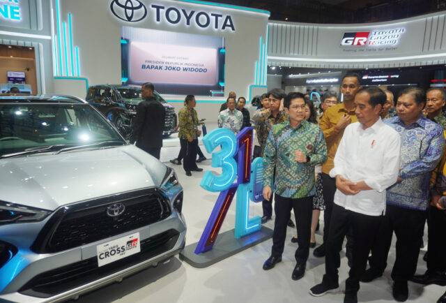 Presiden Jokowi saat mengunjungi booth Toyota di IIMS 2024 (Toyota Indonesia)