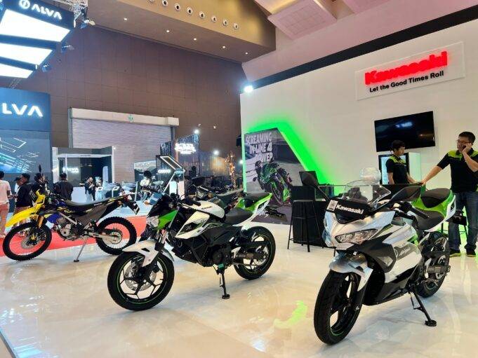 Kawasaki Hadirkan Motor Listrik Ninja e-1 dan Z e-1 di IIMS 2024