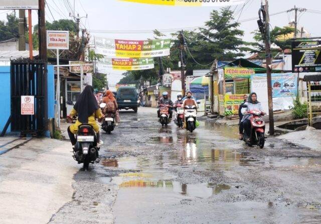 Kondisi jalan rusak di ruas Cibatok - Gunung Picung. Kecamatan Cibungbulang, Kabupaten Bogor (Agil)