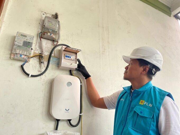 PLN Dukung Era Kendaraan Listrik, Nyalakan 300 Home Charging Mobil Listrik