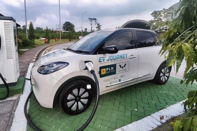 BinguoEV melakukan pengisian daya cepat di salah satu DC charging station Wuling (Wuling Indonesia)
