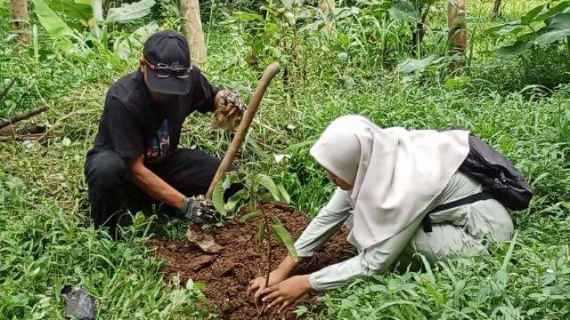 Cisadane Resik menggelar Sabtu Menanam di area SMK Sirojul Huda, Kecamatan Cijeruk, Kabupaten Bogor, pada Sabtu (20//4/2024) (Tim Cisadane Resik)