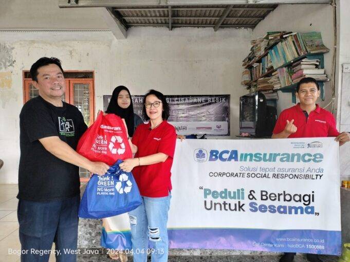 Cisadane Resik Rescue dan BCA Insurance Beri Bantuan Korban Banjir Bandang di Bandung Barat