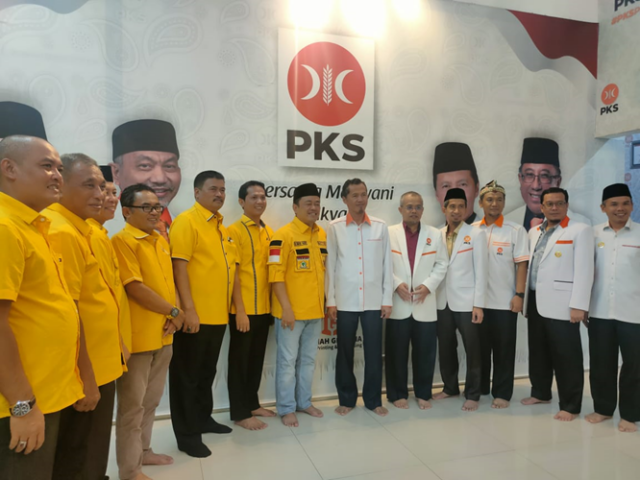 DPD Partai Golkar Kabupaten Bogor kembali mendatangi Kantor DPD PKS Kabupaten Bogor yang berada di Jalan Raya Tegar Beriman, pada Selasa (30/4/2024) malam. (Narasi Time)