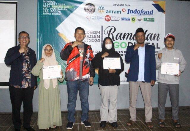 Camat Pamijahan Wawan Suryana (kiri) bersama Pembina JIP Pratama Dahlian Persadha (jaket merah) dan Kepala Desa Gunung Sari Hermansyah (peci hitam) di acara Ramadhan Fest 2024 di Lembah Asri, Gunung Sari, Pamijahan, Bogor Barat, Jawa Barat, 31 Maret 2024 (JIP)