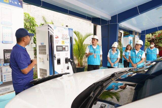 General Manager PLN Unit Induk Distribusi (UID) Jakarta Raya tinjau langsung kesiapan Stasiun Pengisian Kendaraan Listrik Umum (SPKLU) di jalur mudik, di antaranya di Rest Area Kilometer (KM) 6 Tol Jakarta-Cikampek dan Rest Area KM 7 Tol Ulujami-Serpong.