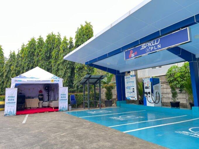 Nikmati Kursi Pijat Sambil Charging Mobil Listrik di Rest Area KM 6B Jakarta-Cikampek Lokasi posko siaga lebaran untuk pemudik disiapkan oleh PLN UP3 Pondok Gede berada tepat di samping SPKLU Rest Area Tol Jakarta-Cikampek KM 6B