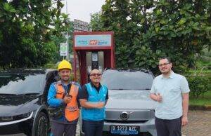 Ngecas Mobil Listrik Saat Mudik Dapat Donat JCO dan Jus Segar, Gratis! Mobil Listrik