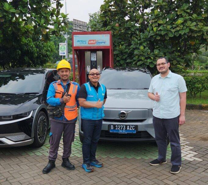 Ngecas Mobil Listrik Saat Mudik Dapat Donat JCO dan Jus Segar, Gratis! Mobil Listrik