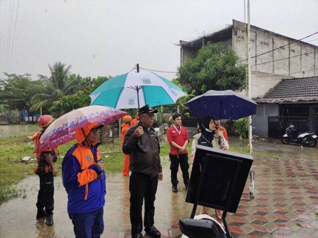Wali Kota Tangerang Selatan (Tangsel) Benyamin Davnie meninjau sekaligus memastikan bantuan dari Pemerintah Kota Tangerang Selatan terdistribusi dengan baik ke masyarakat terdampak luapan Sungai Cisadane. (dokumen istimewa) Wali Kota Tangerang Selatan (Tangsel) Benyamin Davnie meninjau sekaligus memastikan bantuan dari Pemerintah Kota Tangerang Selatan terdistribusi dengan baik ke masyarakat terdampak luapan Sungai Cisadane. (dokumen istimewa)