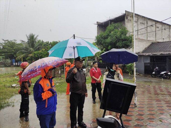 Cisadane Meluap, Benyamin Pastikan Bantuan Terdistribusi ke Masyarakat Wali Kota Tangerang Selatan (Tangsel) Benyamin Davnie meninjau sekaligus memastikan bantuan dari Pemerintah Kota Tangerang Selatan terdistribusi dengan baik ke masyarakat terdampak luapan Sungai Cisadane. (dokumen istimewa)