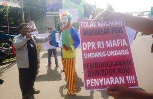 RUU Nomor 32 Tahun 2002 Tentang Penyiaran Ditolak Keras, Jurnalis Bogor Gelar Aksi Tearikal Belasan jurnalis se-Kabupaten dan Kota Bogor, Jawa Barat, menggelar aksi teatrikal menolak RUU Penyiaran di Simpang Gadog, Jalan Raya Puncak, Ciawi, Kabupaten Bogor, Minggu, 26 Mei 2024.