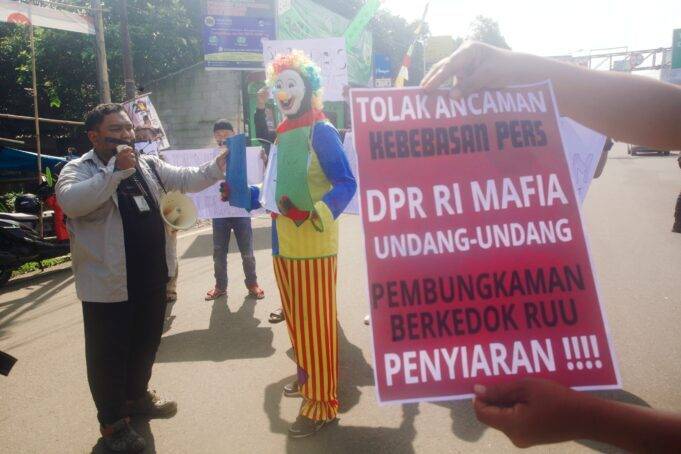 RUU Nomor 32 Tahun 2002 Tentang Penyiaran Ditolak Keras, Jurnalis Bogor Gelar Aksi Tearikal Belasan jurnalis se-Kabupaten dan Kota Bogor, Jawa Barat, menggelar aksi teatrikal menolak RUU Penyiaran di Simpang Gadog, Jalan Raya Puncak, Ciawi, Kabupaten Bogor, Minggu, 26 Mei 2024.