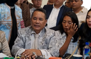 Tuntaskan Kasus Vina Cirebon, Hotman Paris Berharap Pada Jokowi Hotman Paris Hutape selaku tim pengacara keluarga Vina Cirebon menggelar jumpa pers di Kelapa Gading, Jakarta Utara, Rabu (29/5/2024). (tangkapan layar YouTube Cumicumi)