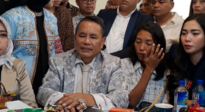 Tuntaskan Kasus Vina Cirebon, Hotman Paris Berharap Pada Jokowi Hotman Paris Hutape selaku tim pengacara keluarga Vina Cirebon menggelar jumpa pers di Kelapa Gading, Jakarta Utara, Rabu (29/5/2024). (tangkapan layar YouTube Cumicumi)
