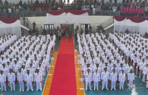 410 Kades di Kabupaten Bogor Diperpanjangan Masa Jabatan 2 Tahun Pj Bupati Bogor Asmawa Tosepu serahkan SK perpanjangan masa jabatan 410 Kades hingga dua tahun. (Instagram @kabupaten.bogor)