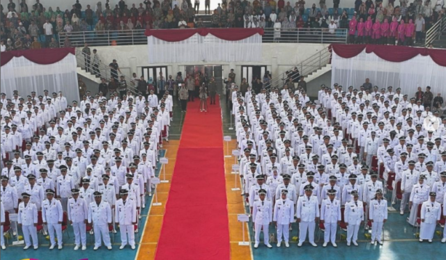 Pj Bupati Bogor Asmawa Tosepu serahkan SK perpanjangan masa jabatan 410 Kades hingga dua tahun. (Instagram @kabupaten.bogor)