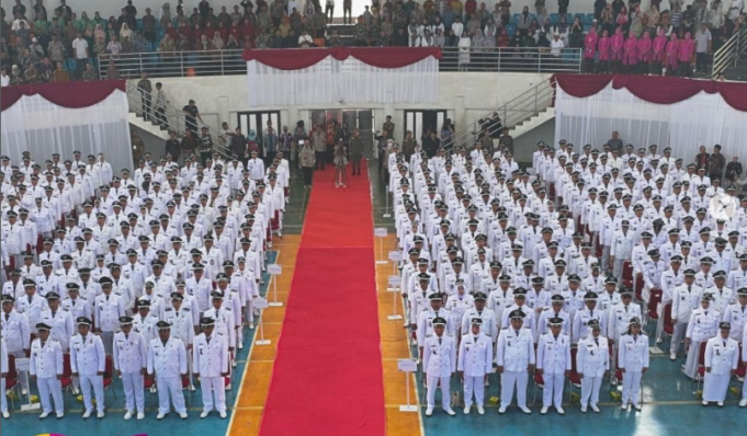 410 Kades di Kabupaten Bogor Diperpanjangan Masa Jabatan 2 Tahun Pj Bupati Bogor Asmawa Tosepu serahkan SK perpanjangan masa jabatan 410 Kades hingga dua tahun. (Instagram @kabupaten.bogor)