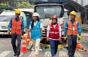 Tingkatkan Keandalan, Kartini PLN Tumbuhkan Budaya K3 Srikandi PLN Unit Induk Distribusi (UID) Jakarta Raya (Rompi merah) Siti Nur Pazriah Team Leader K3 PLN Unit Pelaksana Pelayanan Pelanggan (UP3) Jatinegara dan (rompi biru) Cendya Quaresvita Team Leader K3 di PLN UP3 Kebon Jeruk bersama tim Pelayanan Teknik.