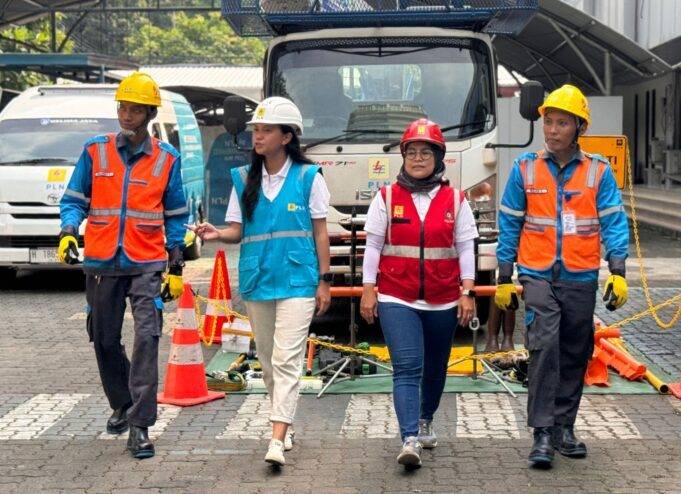 Tingkatkan Keandalan, Kartini PLN Tumbuhkan Budaya K3 Srikandi PLN Unit Induk Distribusi (UID) Jakarta Raya (Rompi merah) Siti Nur Pazriah Team Leader K3 PLN Unit Pelaksana Pelayanan Pelanggan (UP3) Jatinegara dan (rompi biru) Cendya Quaresvita Team Leader K3 di PLN UP3 Kebon Jeruk bersama tim Pelayanan Teknik.