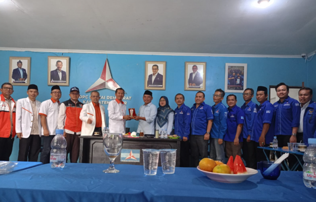 Ketua DPD PKS Kabupaten Bogor Dedi Aroza, didampingi Sekretaris DPD PKS Wasto, dan jajaran pengurus memberikan cenderamata kepada Ketua DPC Partai Demokrat Kabupaten Bogor, Dede Chandra Sasmita, di Markas DPC Partai Demokrat Kabupaten Bogor di Cibinong.