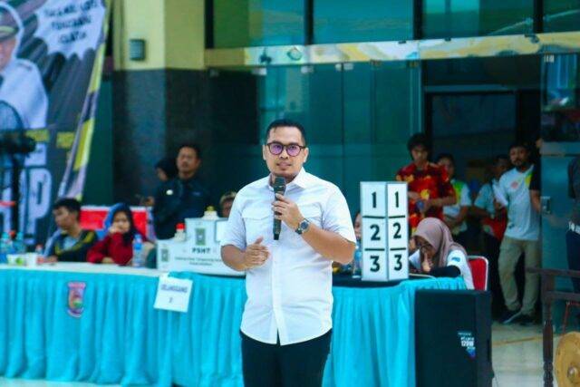 Kejuaraan Pencak Silat C-More Championship yang memperebutkan Piala Bergilir Wali Kota Tangerang Selatan secara resmi ditutup oleh Wakil Wali Kota Pilar Saga Ichsan, di Plaza Puspemkot Tangsel, pada Minggu (26/05/2024). Kejuaraan Pencak Silat C-More Championship yang memperebutkan Piala Bergilir Wali Kota Tangerang Selatan secara resmi ditutup oleh Wakil Wali Kota Pilar Saga Ichsan, di Plaza Puspemkot Tangsel, pada Minggu (26/05/2024).