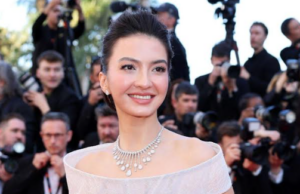 Raline Shah Hadir di Cannes Film Festival 2024 untuk Ikut Merayakan Keragaman Film Peserta Festival Termasuk Indonesia Raline Shah menghadiri pemutaran perdana film karya sutradara Yorgos Lanthimos, "Kinds of Kindness" dalam busana karya desainer tanah air Stella Rissa, perhiasan dari Boucheron dan sepatu dari Gianvito Rossi,