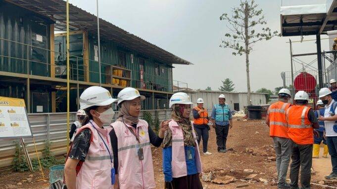Ekonomi Tumbuh, Trio Srikandi PLN Pimpin Percepatan Penyambungan Listrik Trio Srikandi PLN di Unit Pelaksana Pelayanan Pelanggan (UP3) Ciputat.