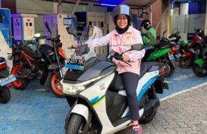 Hemat 80 Persen, Srikandi PLN Pilih Pulang Pergi Naik Motor Listrik Srikandi PLN Unit Induk Distribusi (UID) Jakarta Raya dan Bhayangkari Cabang Polres Jakarta Timur berkolaborasi tingkatkan pemahaman Ibu tentang berbagai urusan listrik yang merupakan sumber energi utama dalam berbagai kegiatan rumah tangga. (dokumen istimewa)