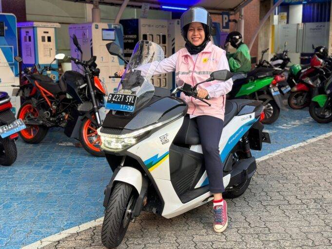 Hemat 80 Persen, Srikandi PLN Pilih Pulang Pergi Naik Motor Listrik Srikandi PLN Unit Induk Distribusi (UID) Jakarta Raya dan Bhayangkari Cabang Polres Jakarta Timur berkolaborasi tingkatkan pemahaman Ibu tentang berbagai urusan listrik yang merupakan sumber energi utama dalam berbagai kegiatan rumah tangga. (dokumen istimewa)