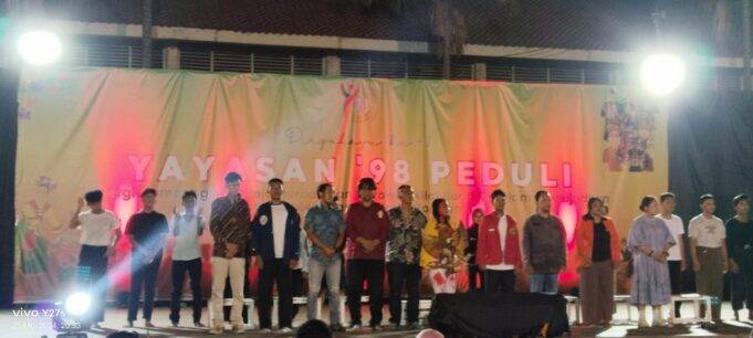 Yayasan 98 Peduli Gelar HUT Ke-1: Peringatan Reformasi untuk Membangun Sinergitas Kesejahteraan Bangsa Malam Pergelaran Budaya yang digelar Yayasan 98 Peduli dalam merayakan HUT Ke-1 di Taman Benyamin Sueb, Jakarta Timur, pada Sabtu (25/5/2024).