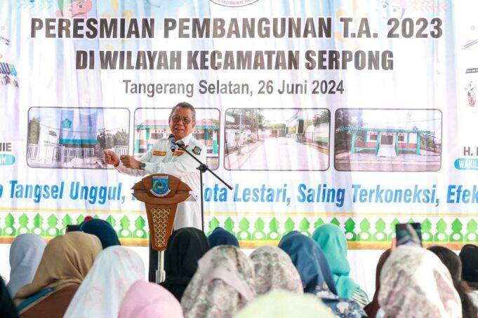 Bangun Gedung Baru SMPN 7 Tangsel, Benyamin Davnie: Untuk Tingkatkan Kualitas Pendidikan Wali Kota Tangerang Selatan, Benyamin Davnie, meresmikan gedung baru di SMPN 7 Tangsel pada Rabu (26/6/2024). (dokumen istimewa)