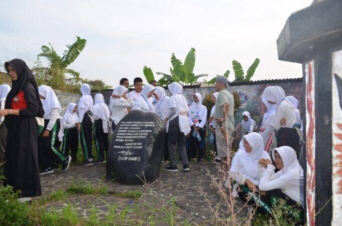Aktivis Lingkungan Kabupaten Bogor Ramaikan Hari Lahir Pancasila dan Hari Jadi Bogor Ke-542 Pejuang Waktu dan Paskibra Kecamatan Cijeruk menggelar kegiatan Cisadane Resik Vol. 18 di Tugu Maseng, Kabupaten Bogor. Acara yang diikuti oleh 80 peserta. (dokumen Cisadane Resik)