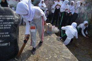 Pejuang Waktu dan Paskibra Kecamatan Cijeruk menggelar kegiatan Cisadane Resik Vol. 18 di Tugu Maseng, Kabupaten Bogor. Acara yang diikuti oleh 80 peserta. (dokumen Cisadane Resik)