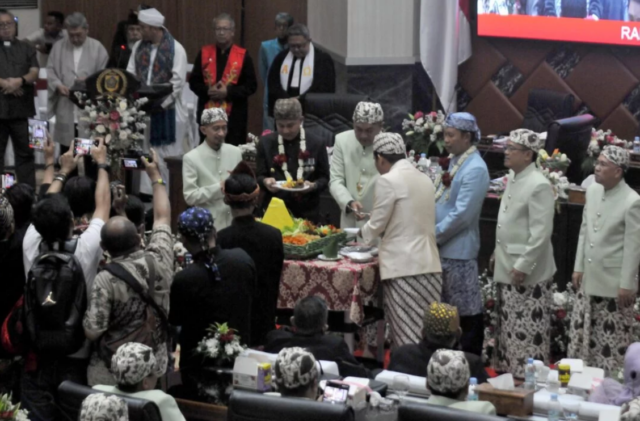 Rapat paripurna istimewa dalam momen Hari Jadi Bogor ke 542 di DPRD Kabupaten Bogor, Cibinong pada 3 Juni 2024 menampilkan perpaduan budaya, sejarah, hingga penampilan satwa. Rapat paripurna istimewa dalam momen Hari Jadi Bogor ke 542 di DPRD Kabupaten Bogor, Cibinong pada 3 Juni 2024 menampilkan perpaduan budaya, sejarah, hingga penampilan satwa.