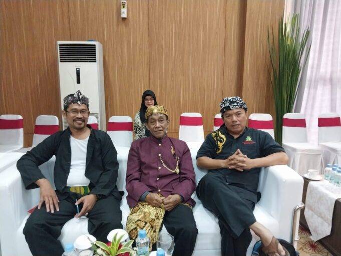 DPRD Kabupaten Bogor Beri Penghargaan Kepada Tiga Tokoh di Hari Jadi Bogor Ke-542 DPRD Kabupaten Bogor, Jawa Barat, membagikan sejumlah penghargaan bagi masyarakat yang memiliki peran penting pada peringatan Hari Jadi Bogor atau HJB ke-542. (dokumen istimewa)